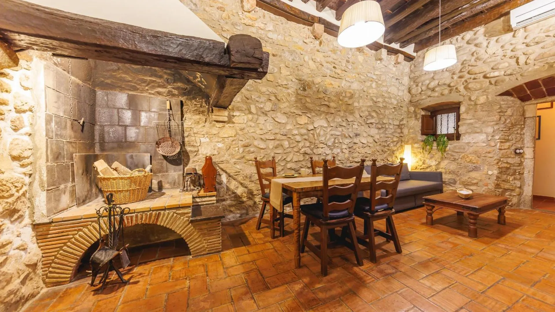 Bravissimo Girona 1593, Medieval Charm contacts