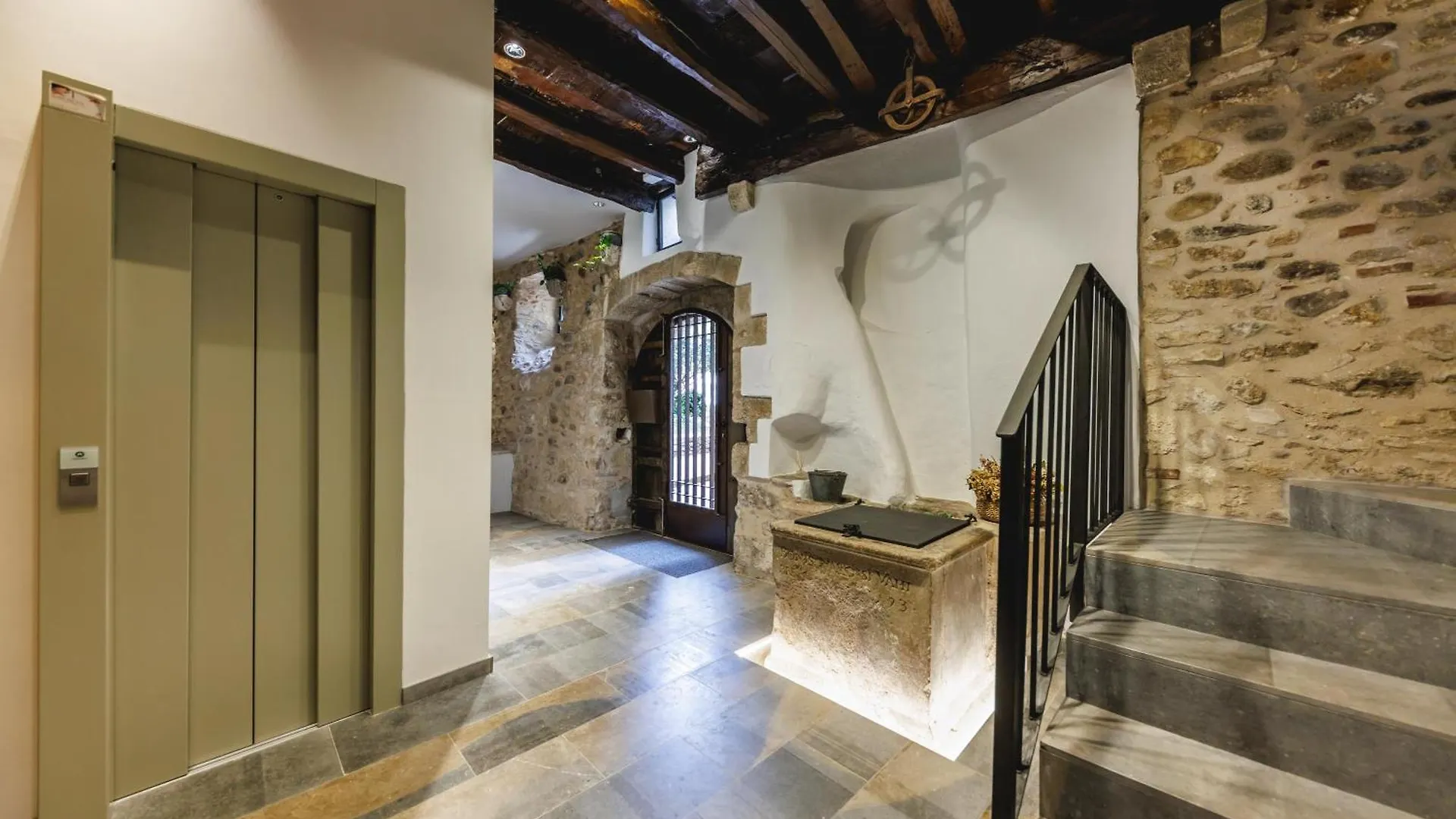 Bravissimo Girona 1593, Medieval Charm